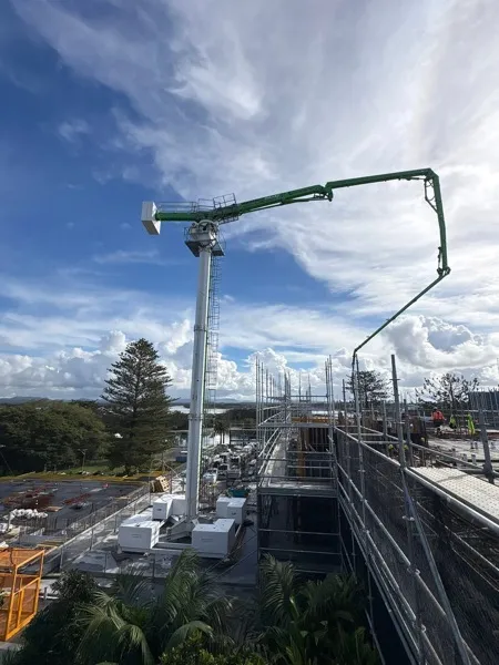 The placing boom rigged above the deck