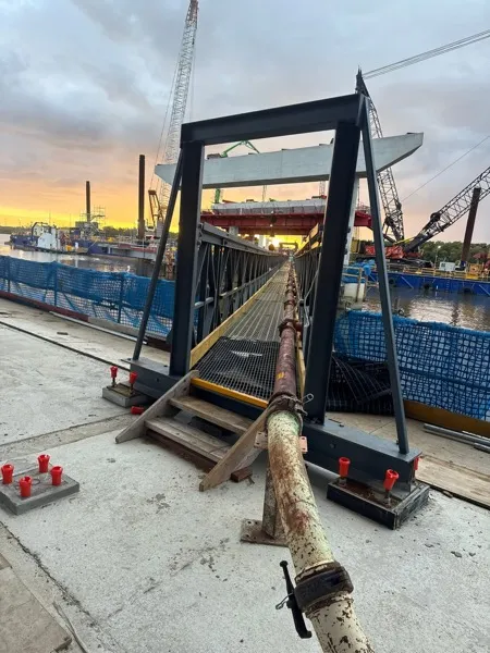 Line infrastructure crossing to the pour on the water